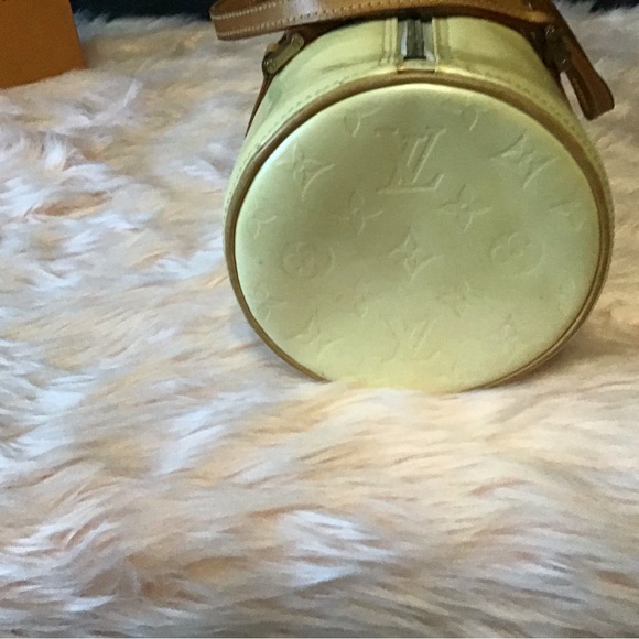 Louis Vuitton Monogram Vernis Bedford Barrel Handbag (V1 0095) is the code. - Picture 8 of 9